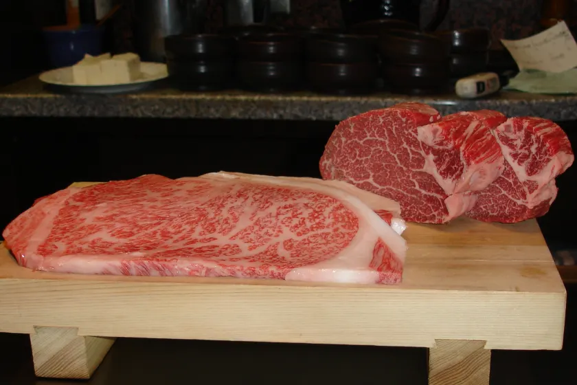 Cuatro cortes de carne Kobe exhibidos en Japón